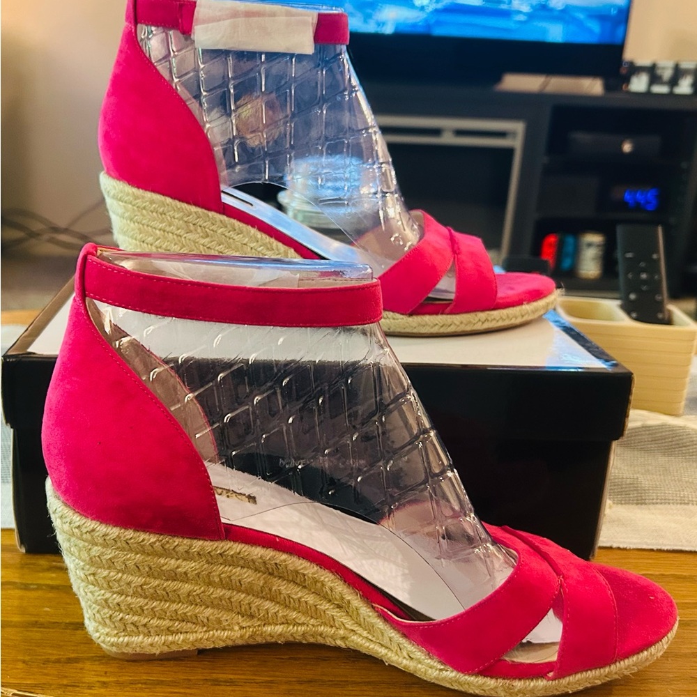 Nine West Fuchsia Wedge Sandals Size 10.5